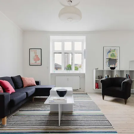 Lovely Spacious By The Lakes