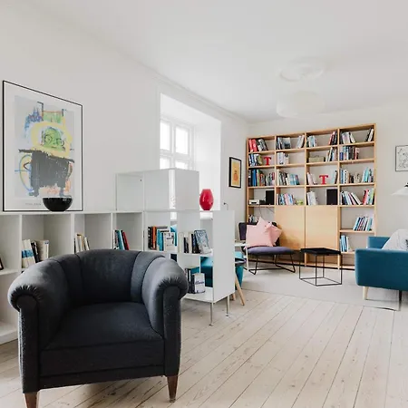 Lovely Spacious By The Lakes Διαμέρισμα *