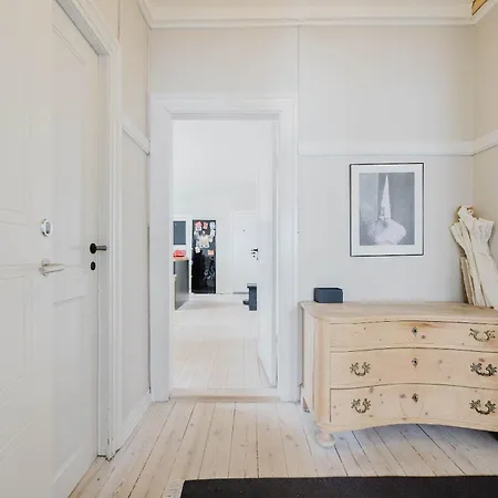 Lovely Spacious By The Lakes *